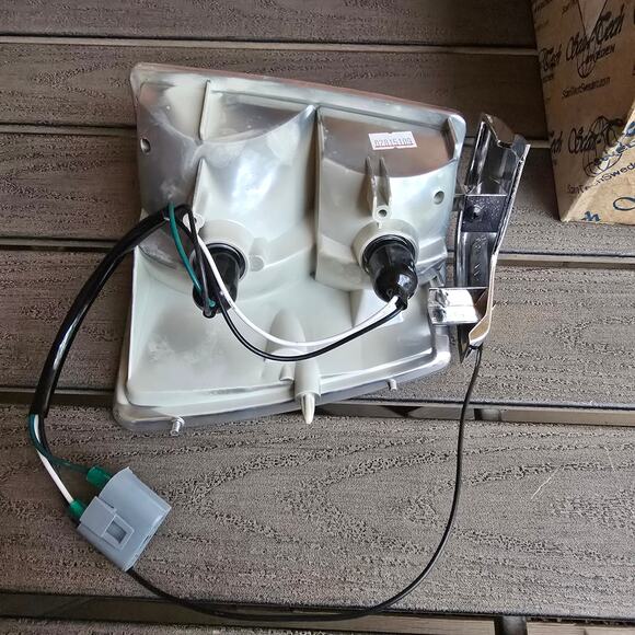 VOLVO 240 244 245 86-90 Turn Signal Light Assembly with wiring RH 1312630 - Picture 9 of 10